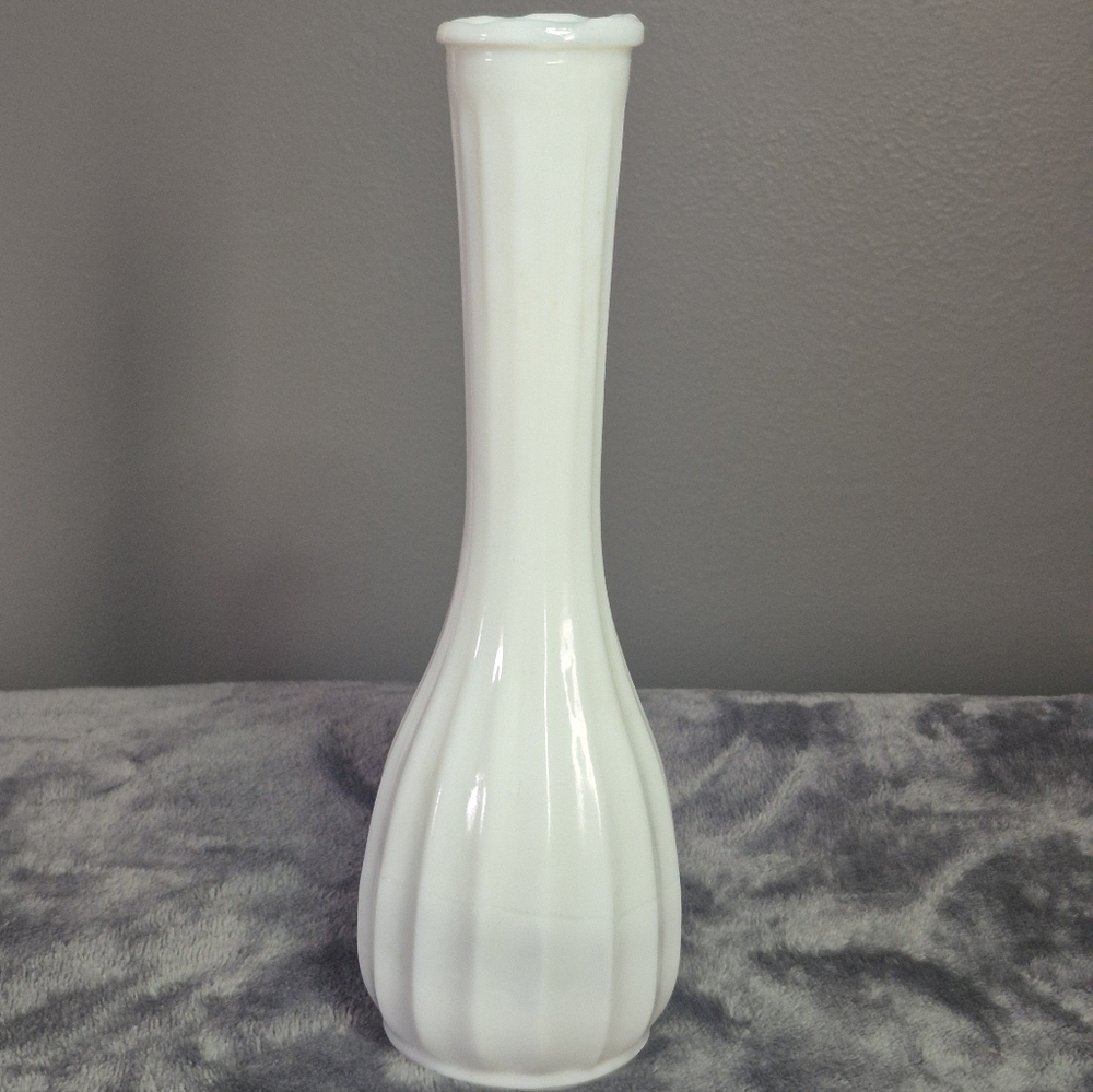 Elegant Vintage White Milk Glass Bud Vase – Charming Cooling Line Detail